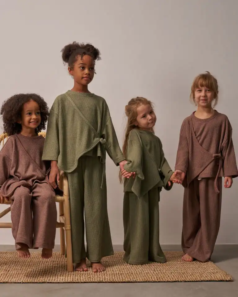 komplet u braon i zelenoj boji na vezivanje sa strane