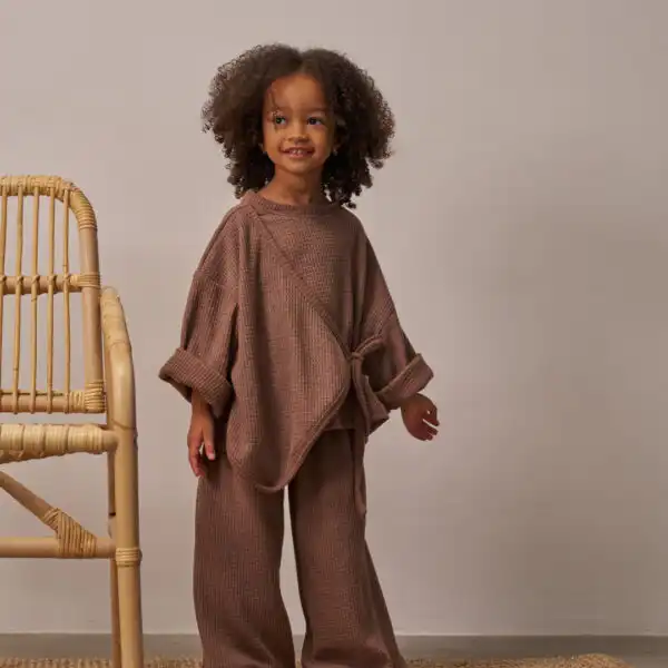 komplet u braon boji na vezivanje sa strane