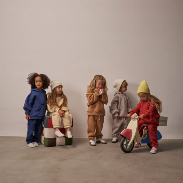 komplet trenerka gordnji donji deo sa kapom u dinja plavoj crvenoj krem i sivoj boji