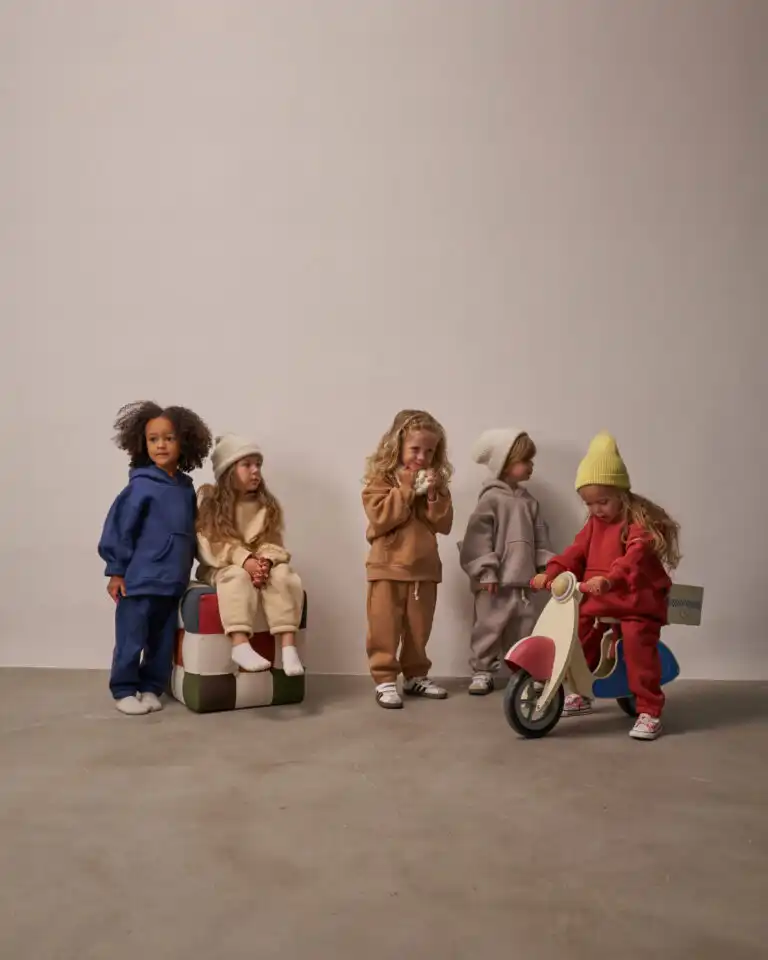 komplet trenerka gordnji donji deo sa kapom u dinja plavoj crvenoj krem i sivoj boji