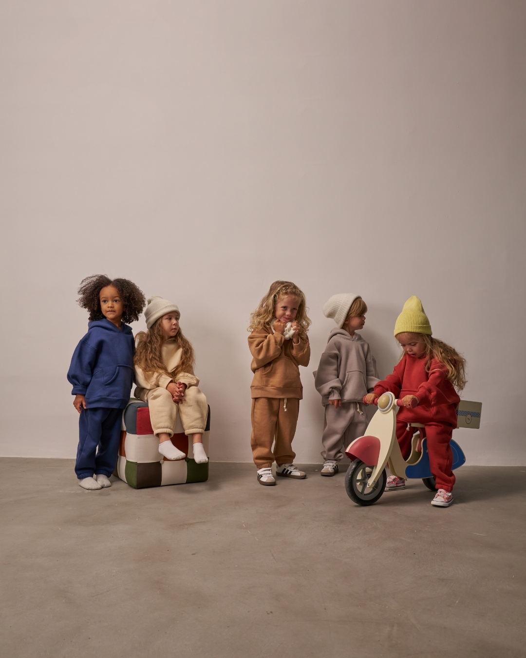 komplet trenerka gordnji donji deo sa kapom u dinja plavoj crvenoj krem i sivoj boji