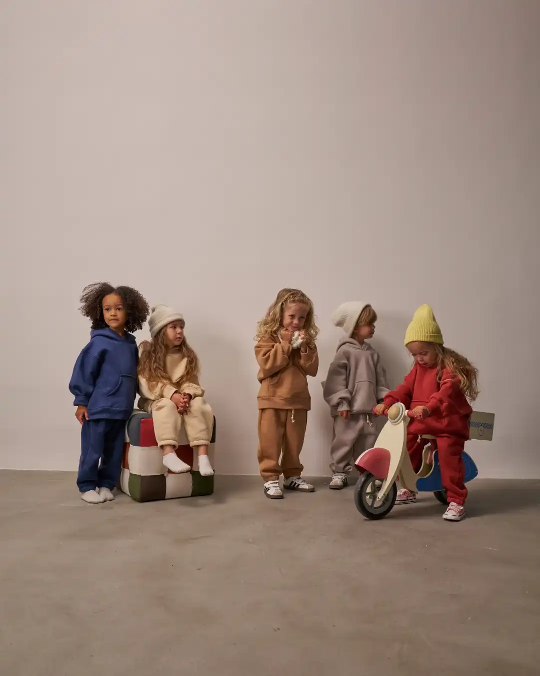 komplet trenerka gordnji donji deo sa kapom u dinja plavoj crvenoj krem i sivoj boji