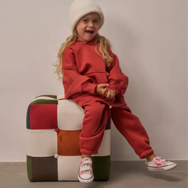 komplet trenerka gordnji donji deo sa kapom u crvenoj boji