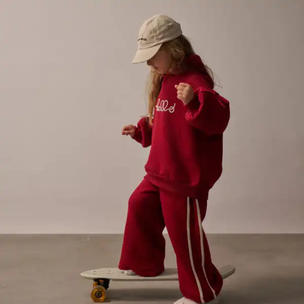 komplet trenerka u crvenoj boji sa natpisom hello na gornjem delu