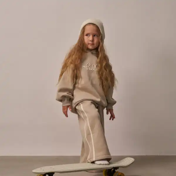 komplet trenerka u bez boji sa natpisom hello na gornjem delu