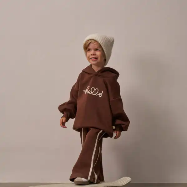 komplet trenerka u braon boji sa natpisom hello na gornjem delu