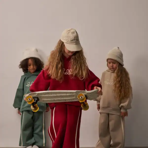 komplet trenerka u bez zelonj i crnoj boji sa natpisom hello na gornjem delu