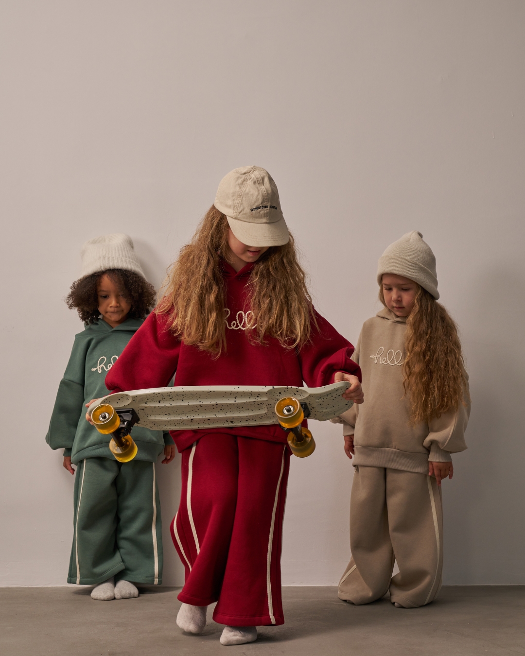 komplet trenerka u bez zelonj i crnoj boji sa natpisom hello na gornjem delu