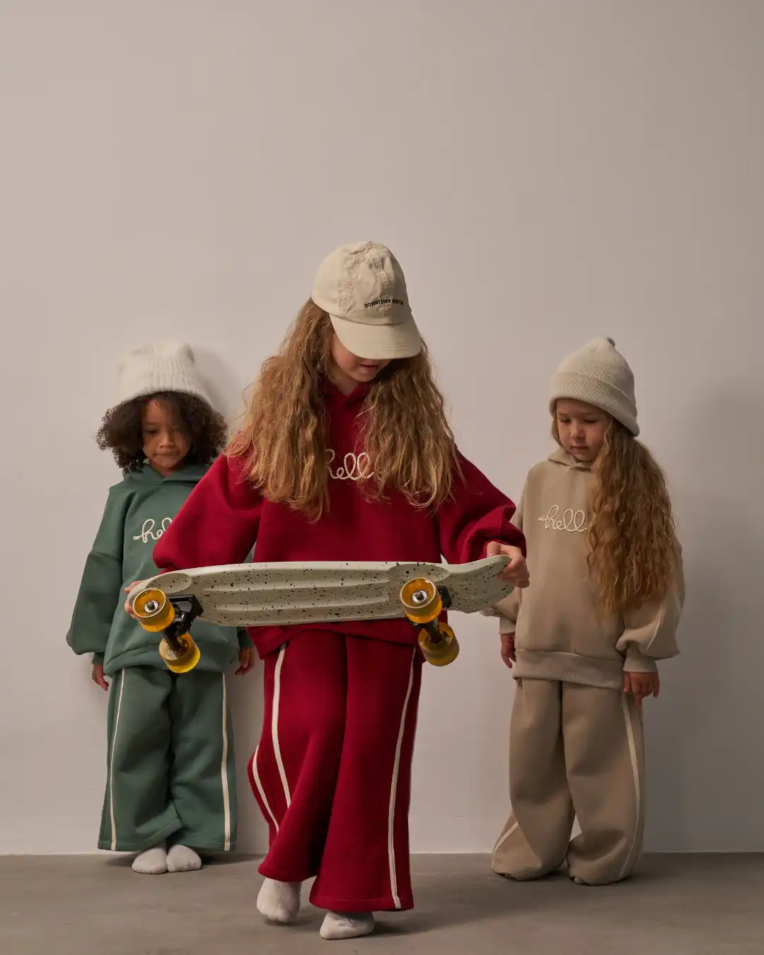 komplet trenerka u bez zelonj i crnoj boji sa natpisom hello na gornjem delu