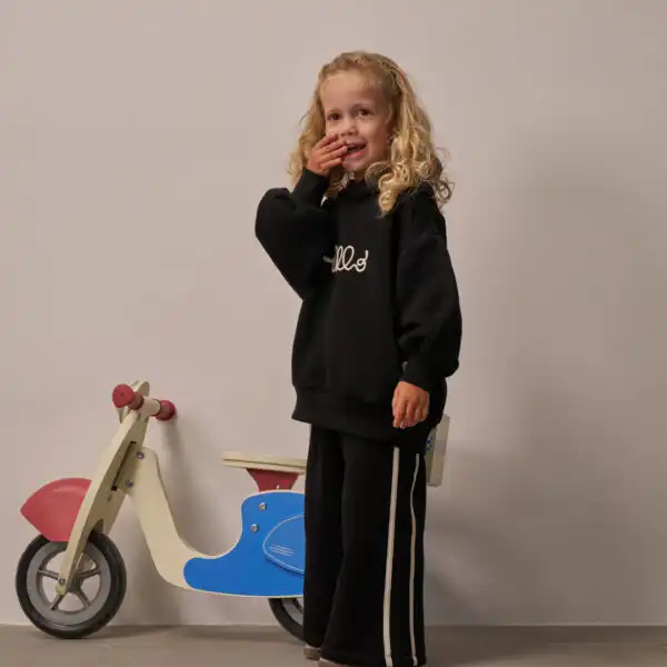 komplet trenerka u crnoj boji sa natpisom hello na gornjem delu