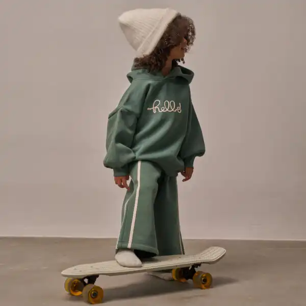 komplet trenerka u zelenoj boji sa natpisom hello na gornjem delu