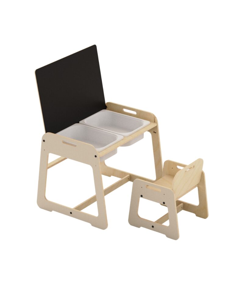 sto i stolica i crna tabla za kredu i dve prazne kutije za igrz