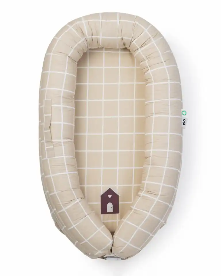 gnezdo za bebe u bez boji sa izvezenom kucicom na dnu