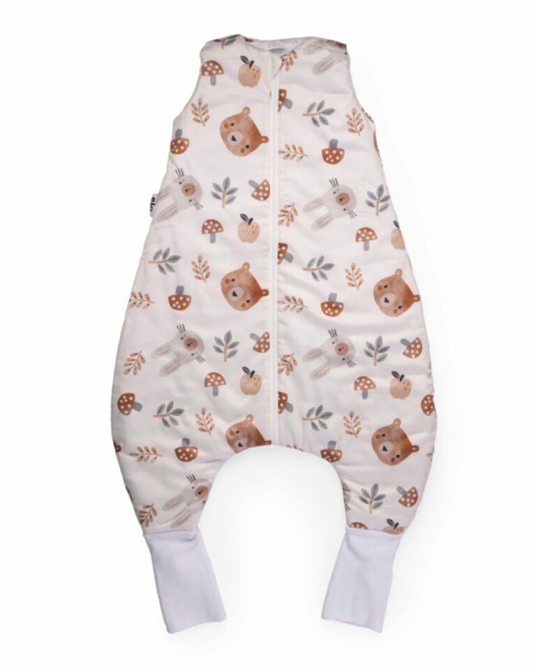 dzak za spavanje sa nogavicama sa sumskim motivima za bebe od 6 do 18 meseci na beloj pozadini