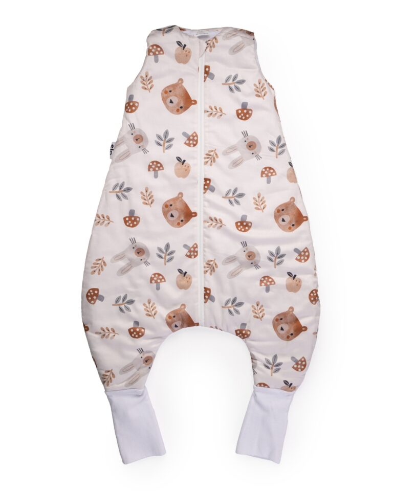 dzak za spavanje sa nogavicama sa sumskim motivima za bebe od 6 do 18 meseci na beloj pozadini