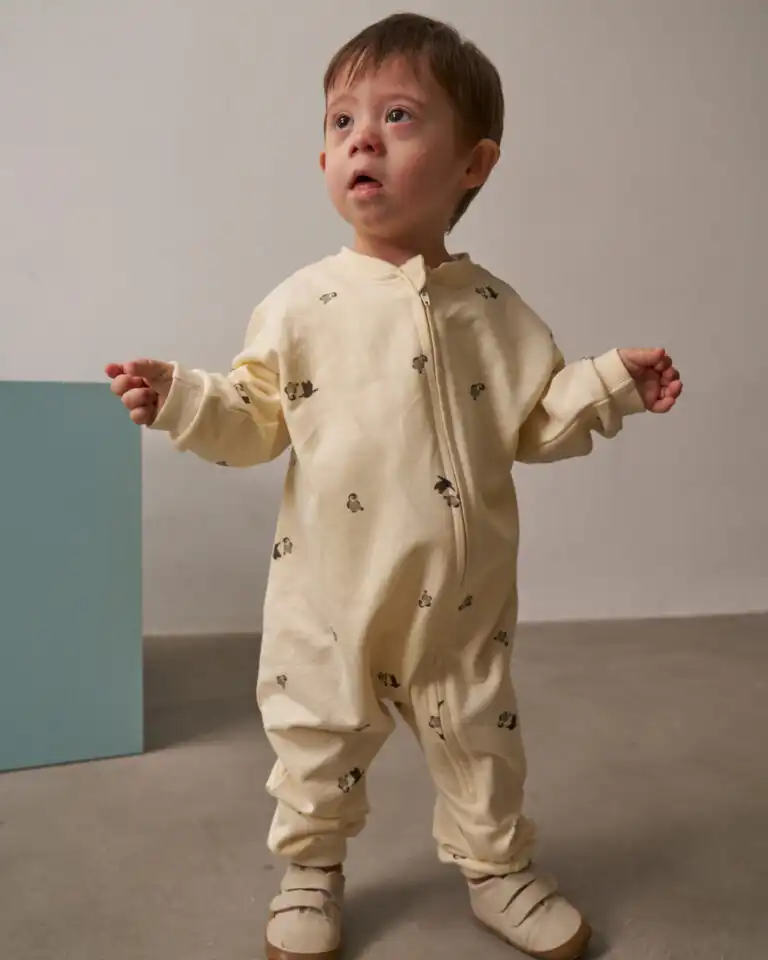 kombinezon sa printom na pingvine sa rajferslusom u sredini