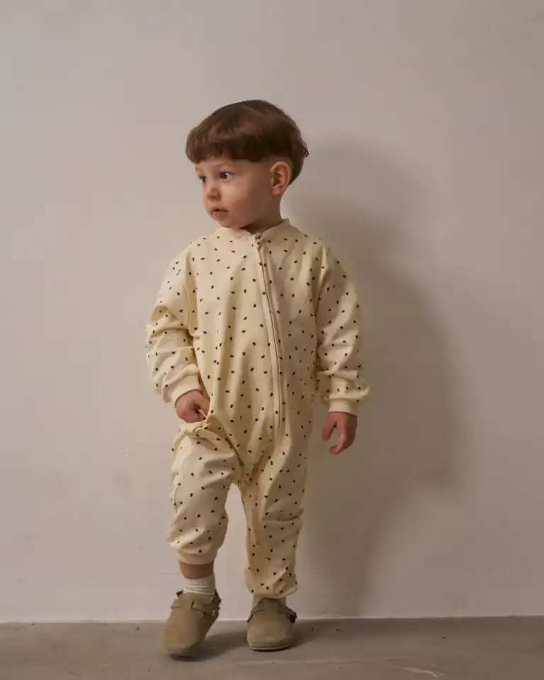 kombinezon sa rajferslusom sa printom crnih tackica