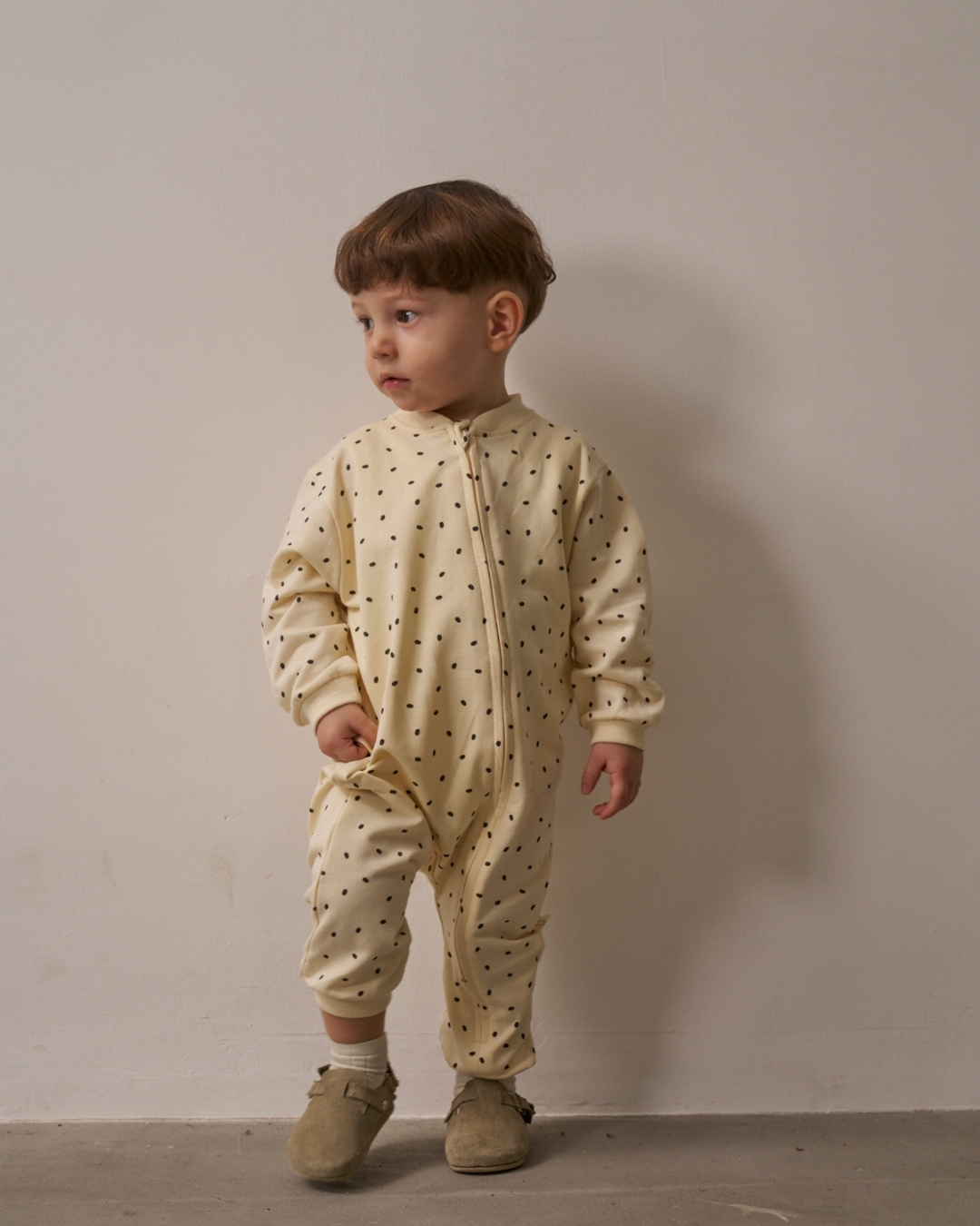 kombinezon sa rajferslusom sa printom crnih tackica