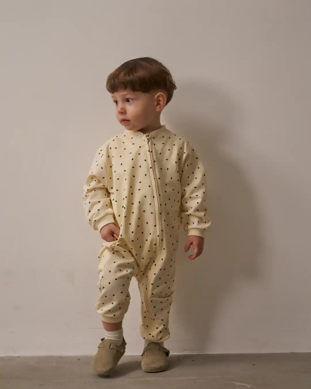 kombinezon-za-bebe-sa-printom-spot (11) kombinezon sa rajferslusom sa printom crnih tackica