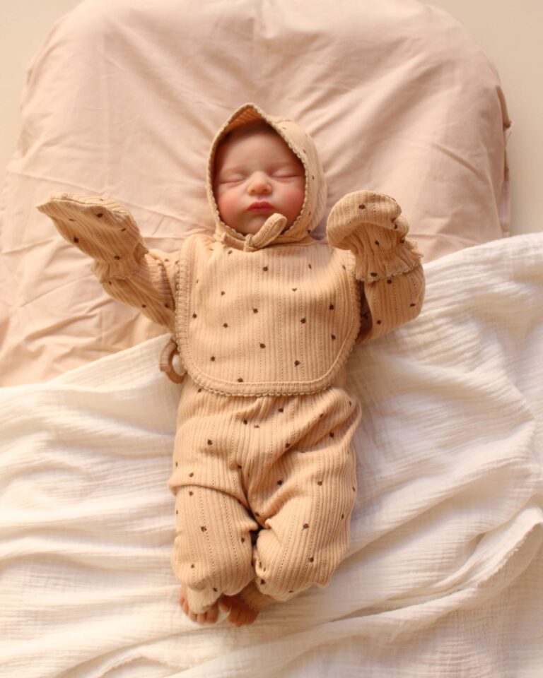 set za iznosenje bebe iz bolnice sa printom cvetica u bez boji