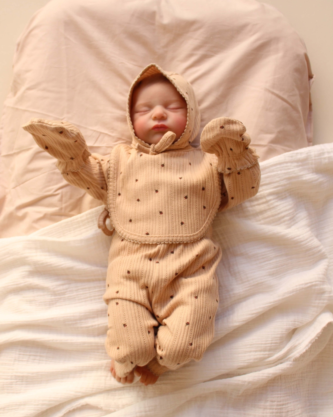 set za iznosenje bebe iz bolnice sa printom cvetica u bez boji