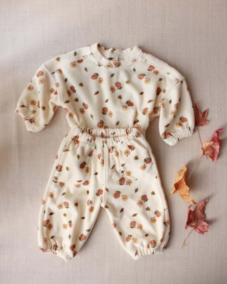 komplet u bez boji sa printom na blago crvene jabuke