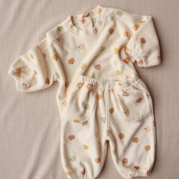 komplet za decu u krem boji sa printom na bundeve