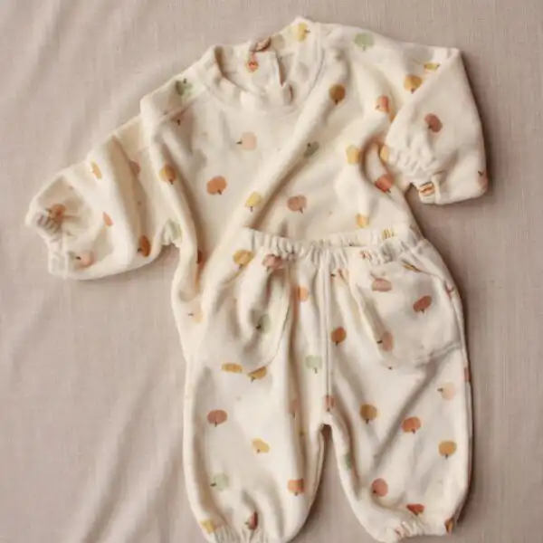 komplet za decu u krem boji sa printom na bundeve