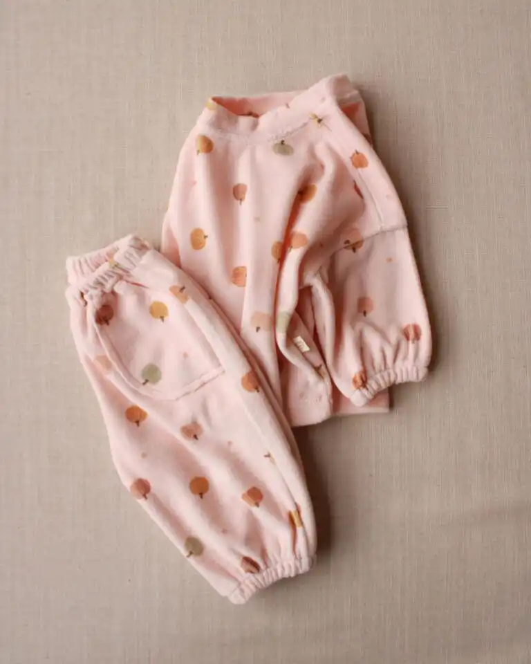 komplet za decu u puder roze boji sa printom na bundeve