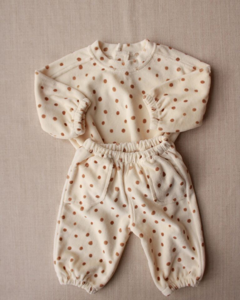 komplet za decu u krem boji sa braon tackicama