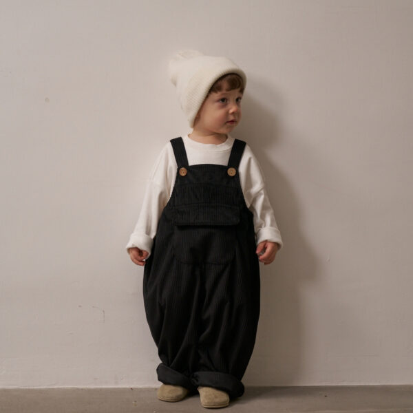 tregerke sa dugmicima sa dva nivoa za zakacivanje u crnoj boji