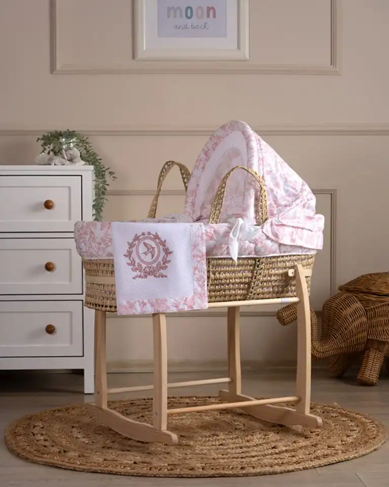 kolevka sa postoljem za ljuljanje i poseljinom sa motivima pink kolibrija u kombinaciji pink i bele boje i vezom kolibrija