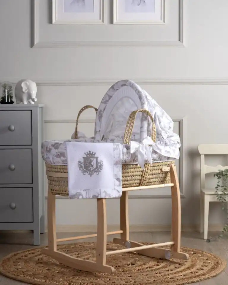 kolevka sa posteljem za ljuljanje u kombinaciji sive i bele boje sa motivima safari zivotinja i vezom lava