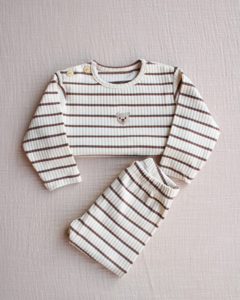 komplet sa braon prugama rebrastog materijala u beloj boji sa izvezenim medom u sredini