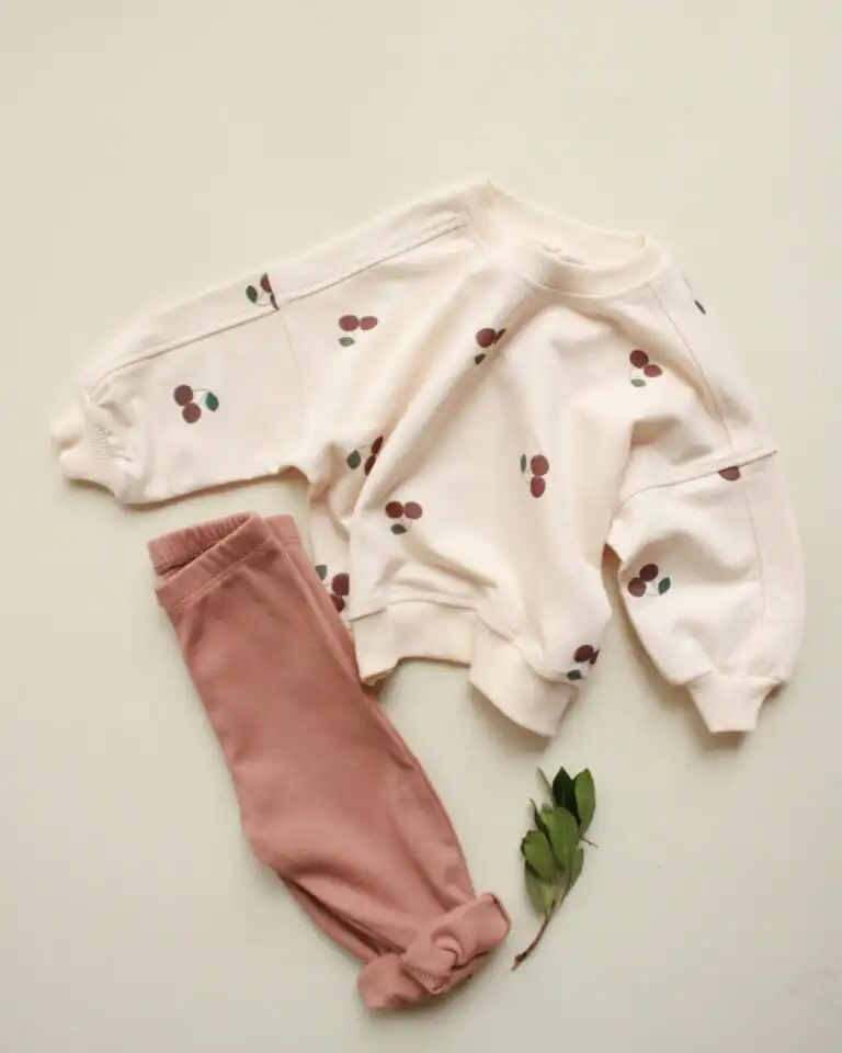 duks i trenerka u krem i cigla boji sa printom tresnjica na gornjem delu