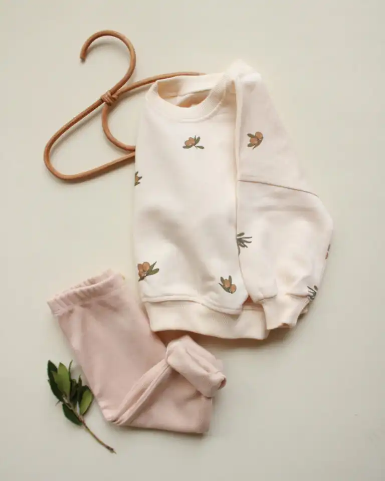 komplet za bebe sa motivom maslinki gornji deo u krem boji donji u bez