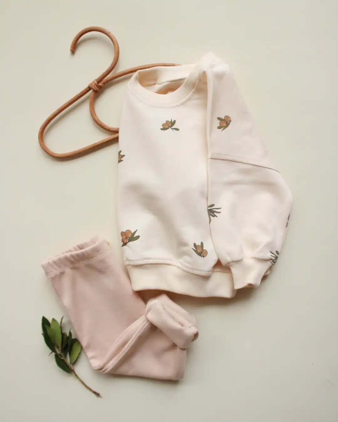 oversize-duks-i-helanke-sa-printom-olive (2) komplet za bebe sa motivom maslinki gornji deo u krem boji donji u bez