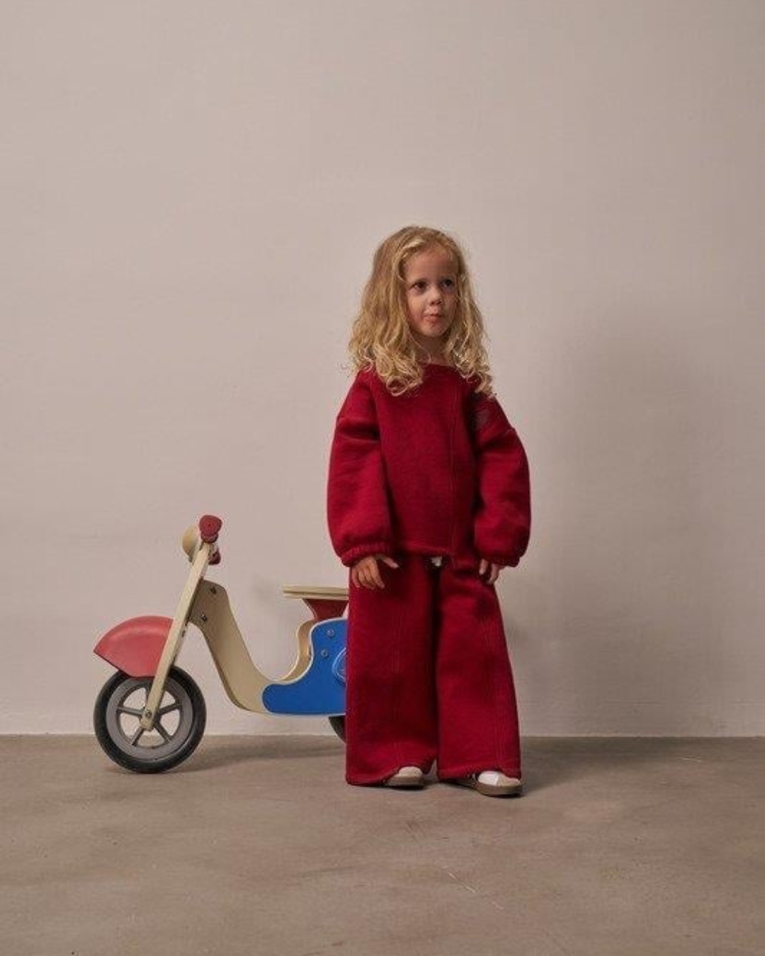 bordo oversize trenerka sa vezom na desnoj strani na gornjem delu