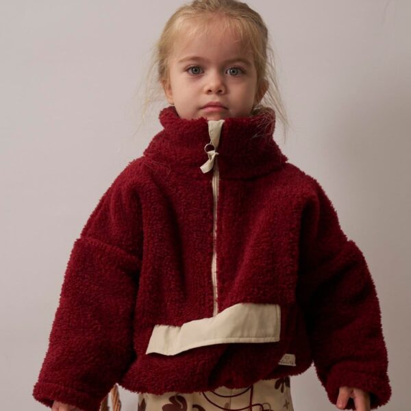 teddy jakna u bordo boji sa dzepom u sredini