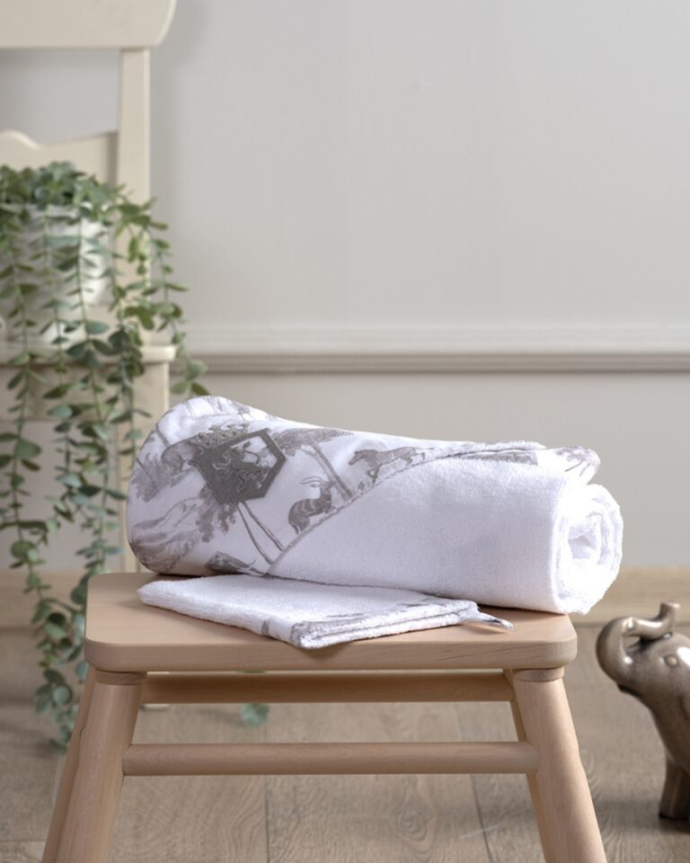 peskir za bebe sa motivom safari zivotinja u kombinaciji sive i bele boje