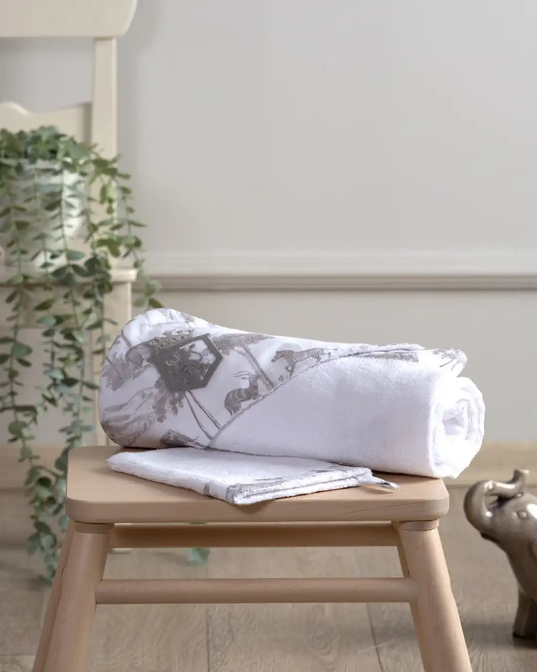 peskir za bebe sa motivom safari zivotinja u kombinaciji sive i bele boje