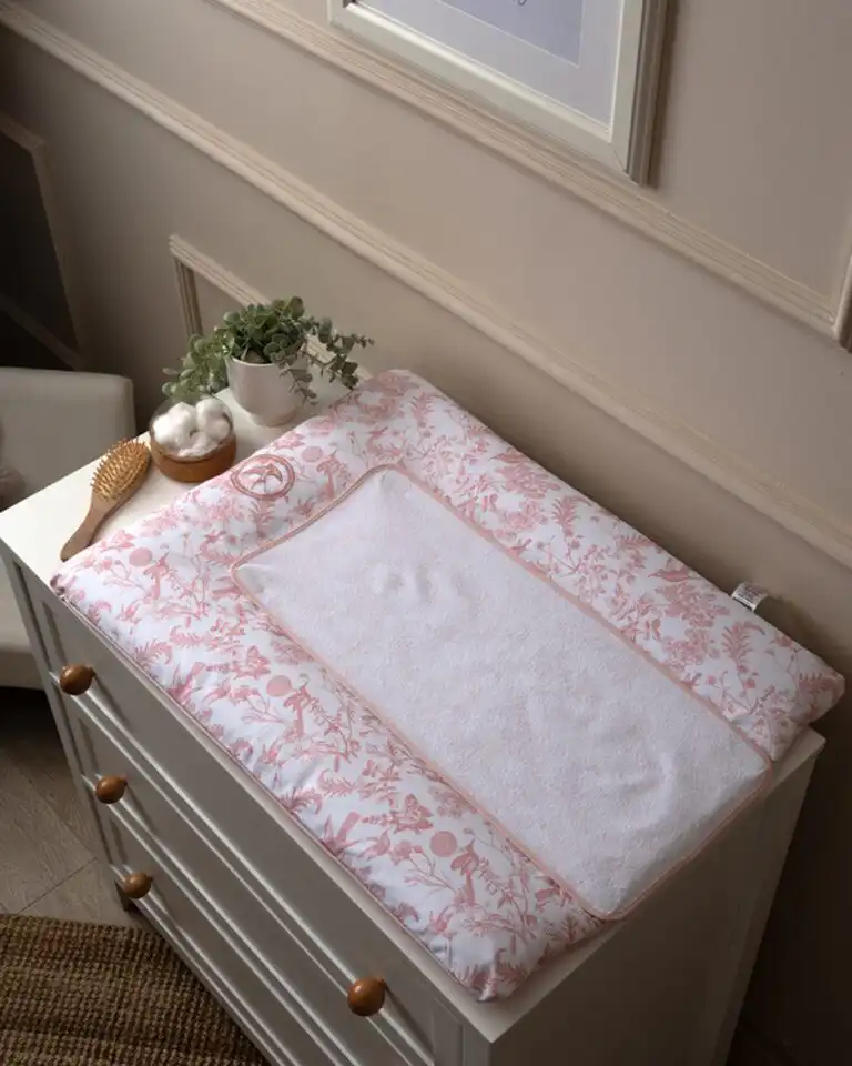 podloga za presvlacenje u kombinaciji bele i pink boje sa motivima kolibrija