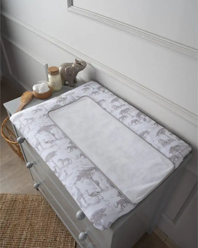 podloga za presvlacenje u kombinaciji sive i bele boje sa motivima safari zivotinja i vezom lava