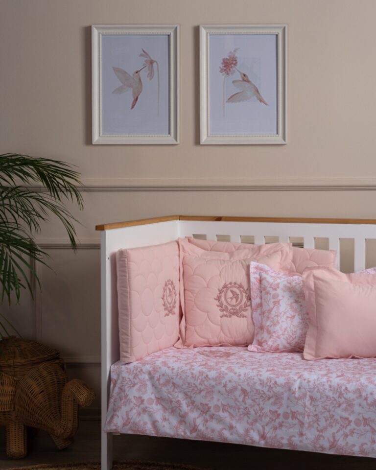 posteljina za krevetac od 8 delova u kombinaciji pink i bele boje sa motivom ruzicastih kolibrija i vezom kolibrija