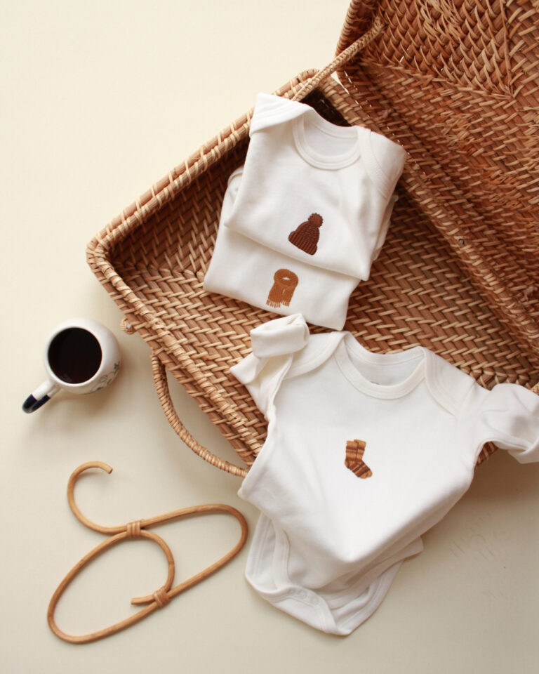 set od tri bodica sa vezom sala, kape i carapica