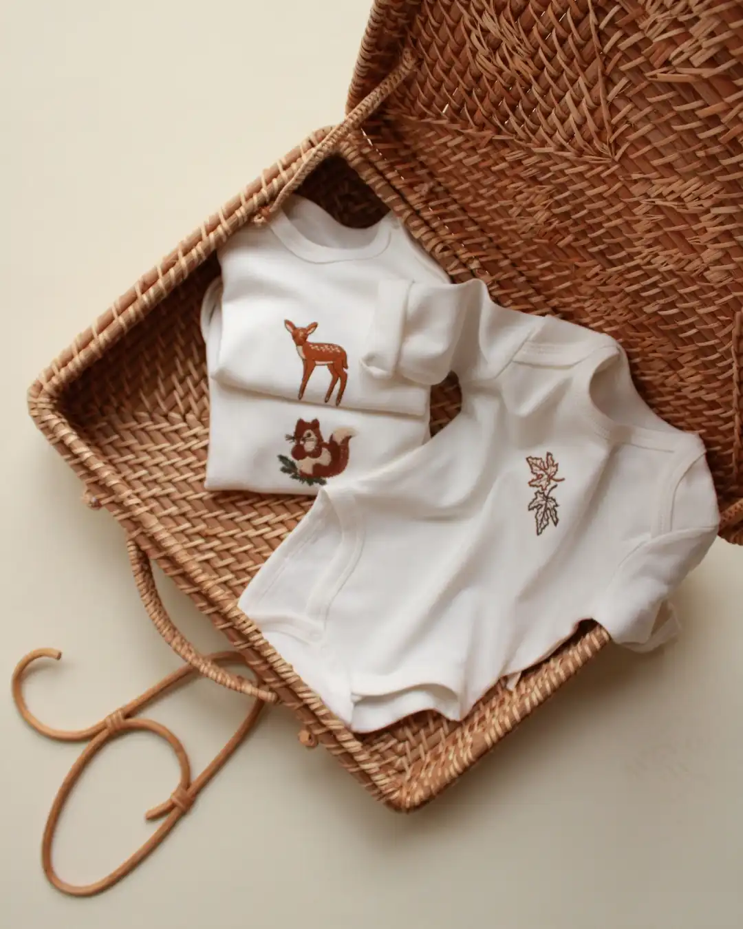 set od tri bodica za bebe u beloj boji sa vezom na vevericu srnu i list
