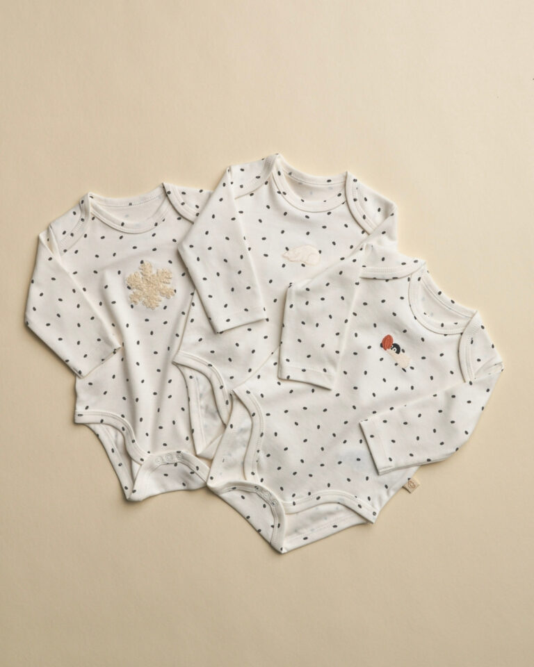 set od tri bodica sa vezom na pingvina, sneznu pahulju i polarnog medveda