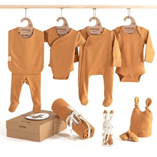 set za iznosenje bebe iz porodilista u braon boji i igracka u braon i beloj boji