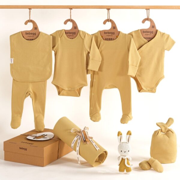 set za iznosenje bebe iz porodilista u oker boji i igracka u okeri beloj boji