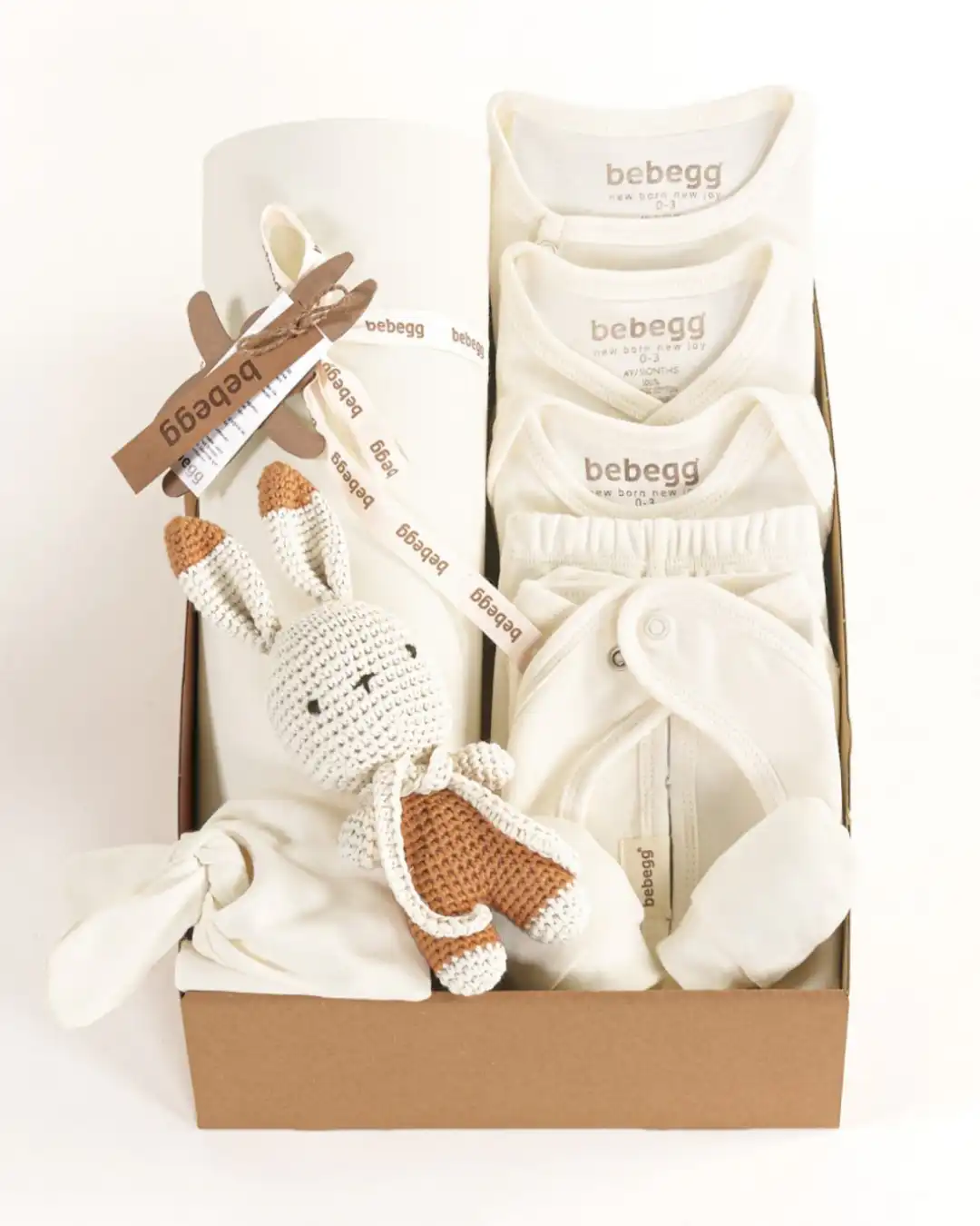 set-za-iznosenje-iz-porodilista-sa-amigurumi-igrackom-hare-9-delova (6) set za iznosenje bebe iz porodilista u krem boji i igracka u braon i beloj boji